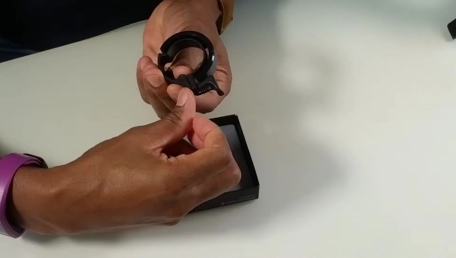 Demonstration of the Knog Oi bell's sound and mechanism.