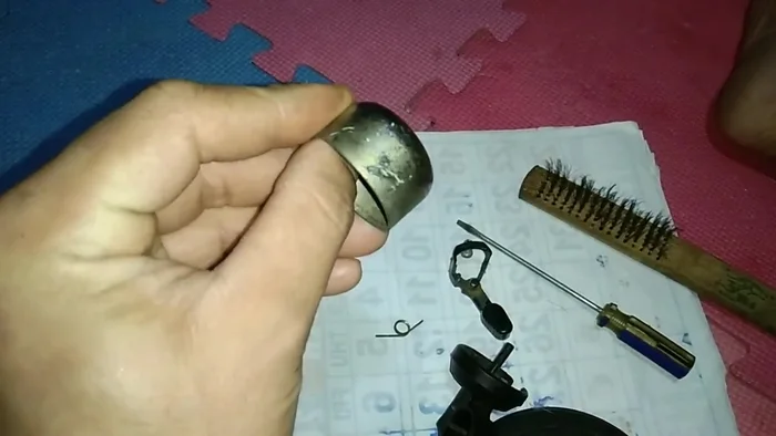 Clean the inside of the bell mechanism as thoroughly as possible, even areas difficult to reach with fingers.