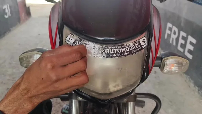 Remove any stickers from the headlight using a blade (if present). Clean the headlight thoroughly with water.