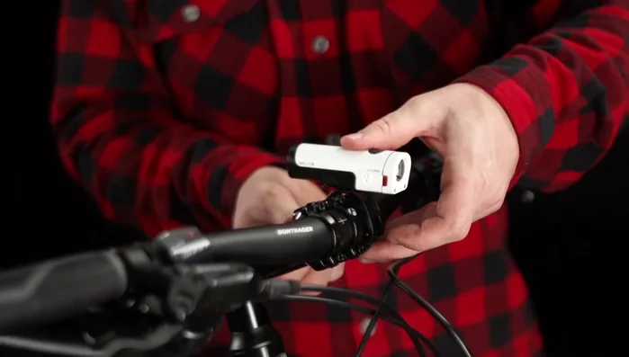 Secure the mount by hand-tightening the screw.