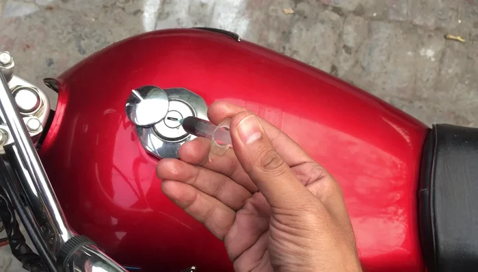 Apply oil: Apply a small amount of oil to the fuel cap mechanism. Focus on areas where the cap makes contact with the tank.