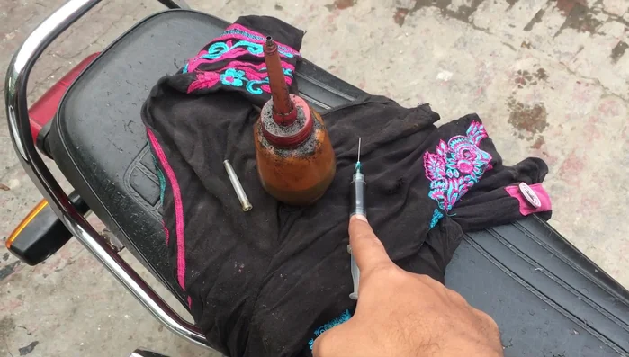 Apply oil: Use an oil gauge, bottle, or syringe to apply a few drops of oil into the ignition lock mechanism. Alternatively, apply directly using the oil can, working the oil into the lock by moving the key slightly back and forth.