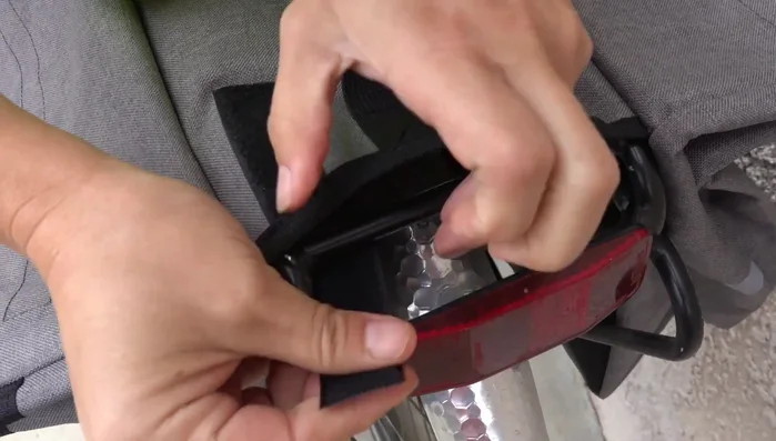 Detailed examination of the top load double pannier: material (600D polyester), inner pocket, outer pockets, reflective elements, closure mechanism.