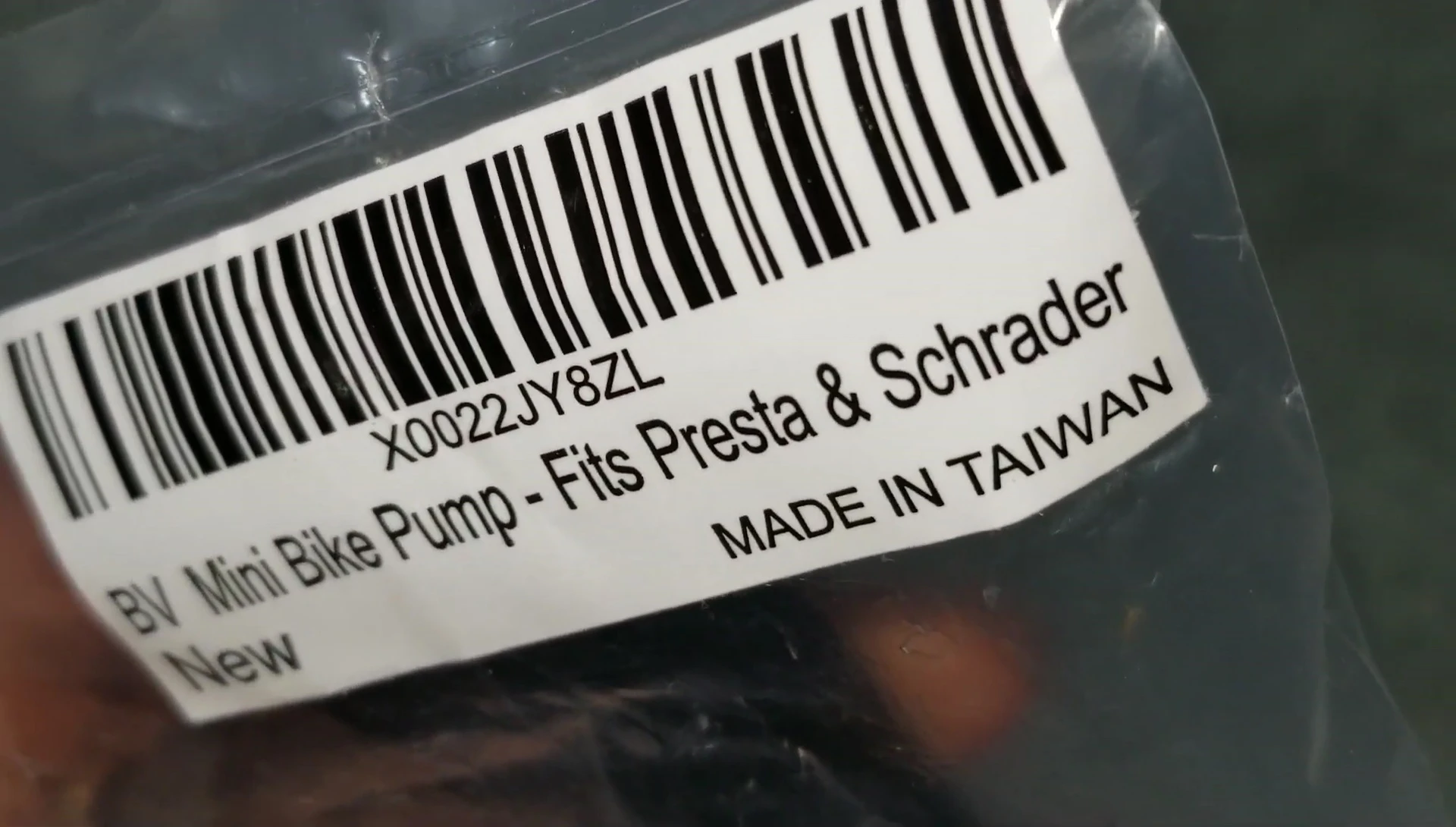 Close-up view of the pump box, highlighting the Presta and Schrader valve compatibility