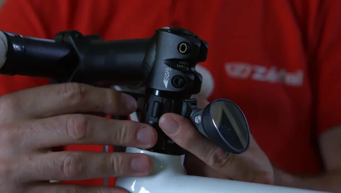 Adjust the Spy to an ideal position using its 360° orientation.