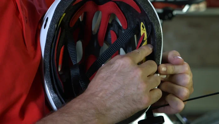 Connect the two Velcros.