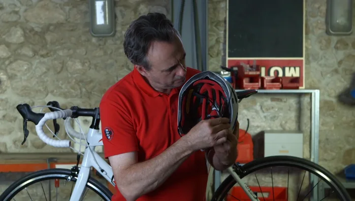 Connect the two Velcros.