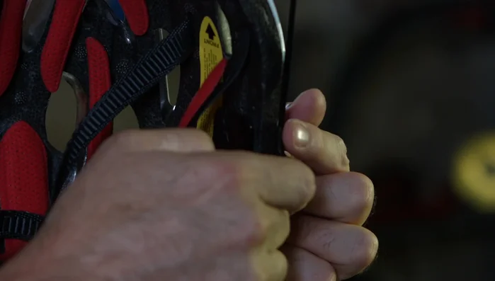 Finally, tighten the screw all the way.