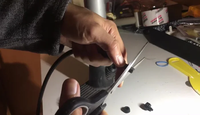 Cut the jagged end of the broken tube to make it straight using an exacto knife or scissors.