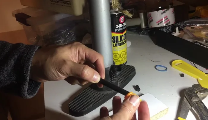 Securely tighten the orange screw cap.