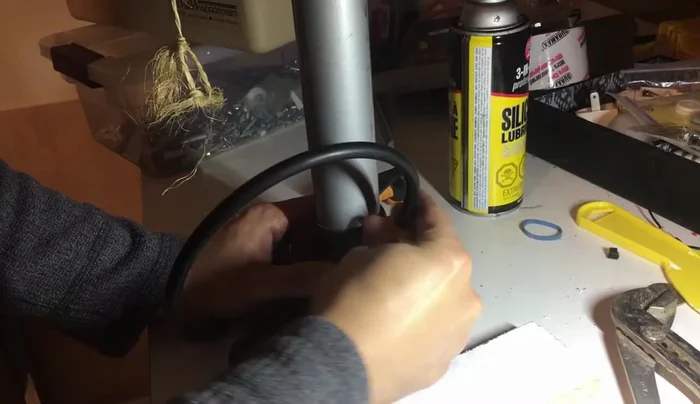 Securely tighten the orange screw cap.