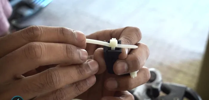 Lock the third cable tie on the rear side of the handlebar.