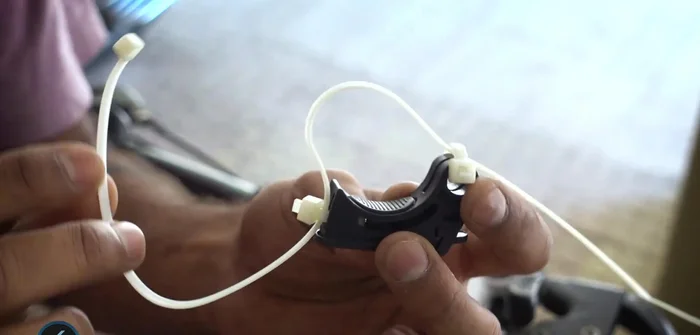 Lock the third cable tie on the rear side of the handlebar.