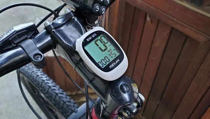 Review of Kque CC Rone Hwa: Small and discreet, tracks basic metrics, low battery alert, manual data input.