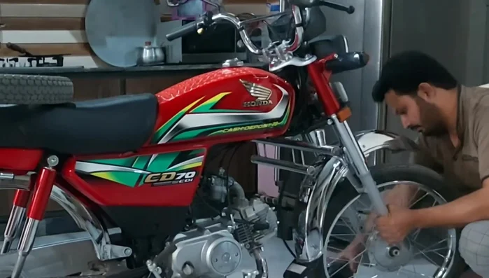 Thoroughly clean the mudguard. Wash it with water and a brush to remove all dirt, dust, and debris from all joints and corners.