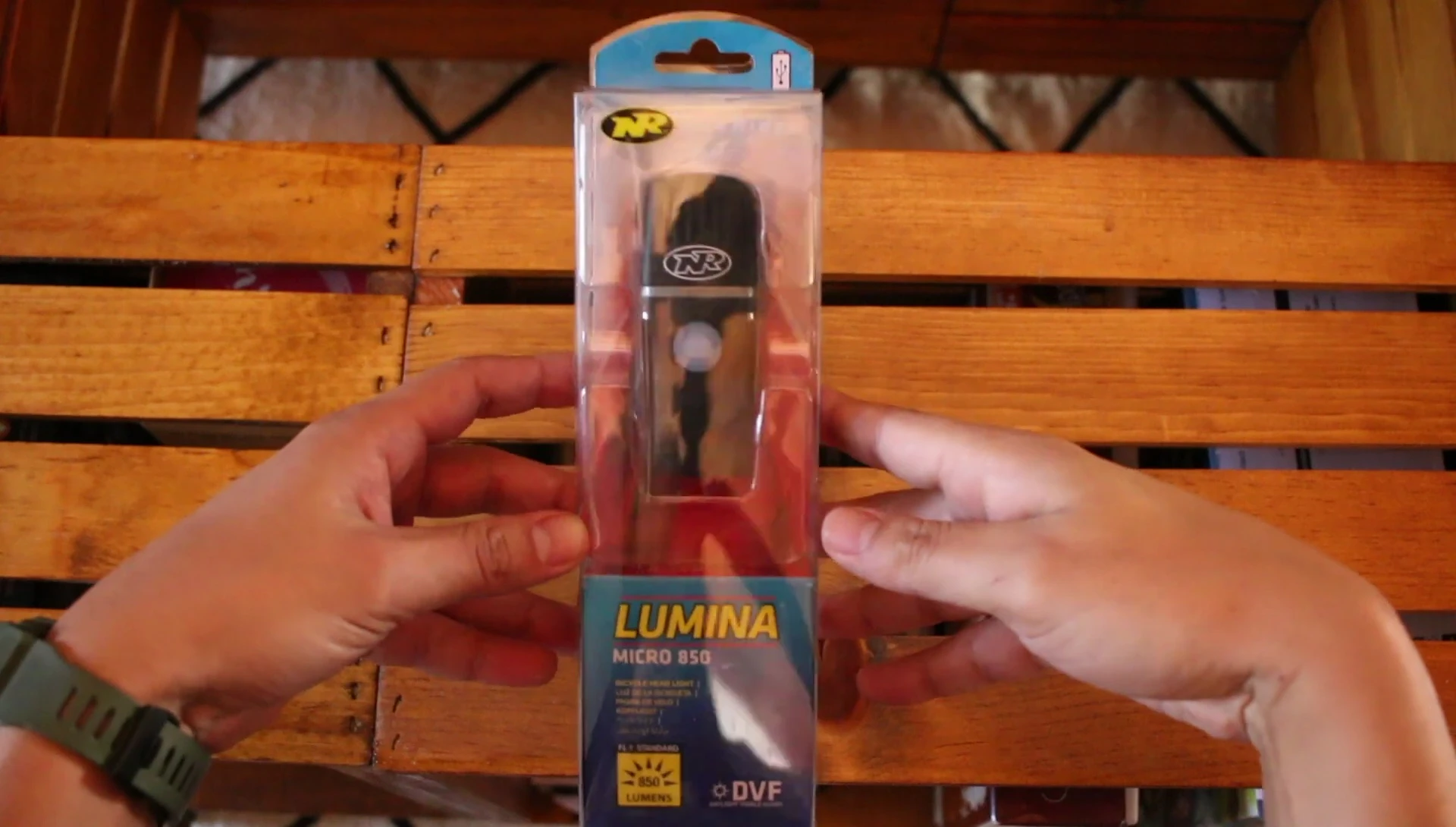 The NiteRider Lumina Micro 850 packaging