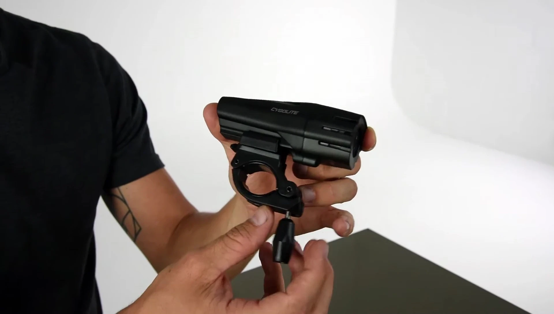 Showing the tool-free handlebar mount of the Pace 550 headlight.