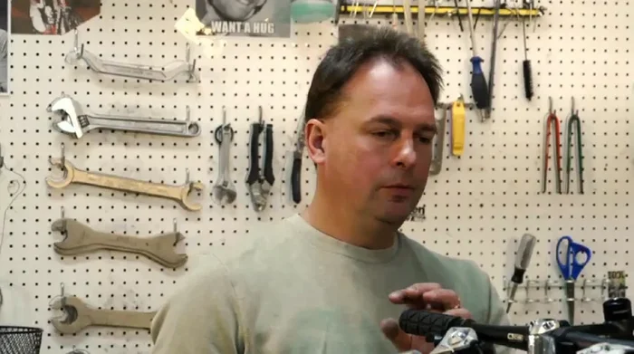 Remove the end of the grip.