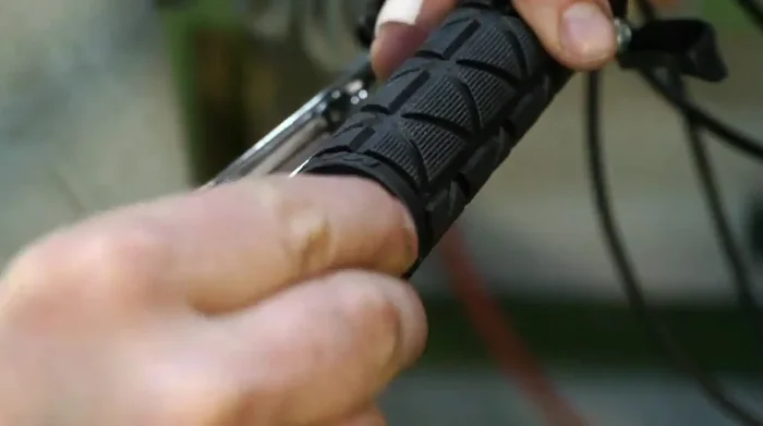 Tighten the mirror to grip the inside of the handlebar.