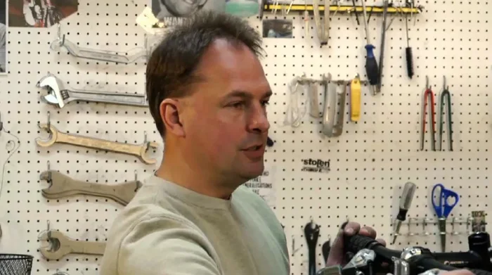 Tighten the mirror to grip the inside of the handlebar.