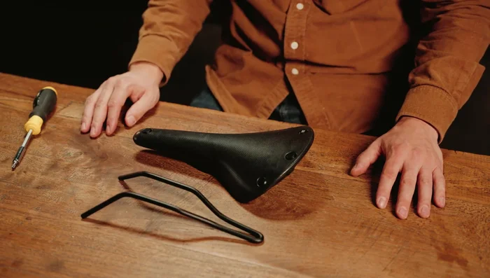 Place the saddle upside down to clearly see the bottom.