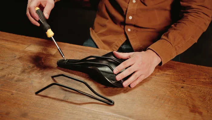 Remove the rails from the rear plate.