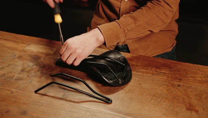 Remove the rails from the rear plate.