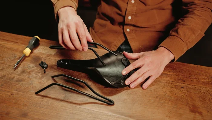 Remove the rails from the rear plate.