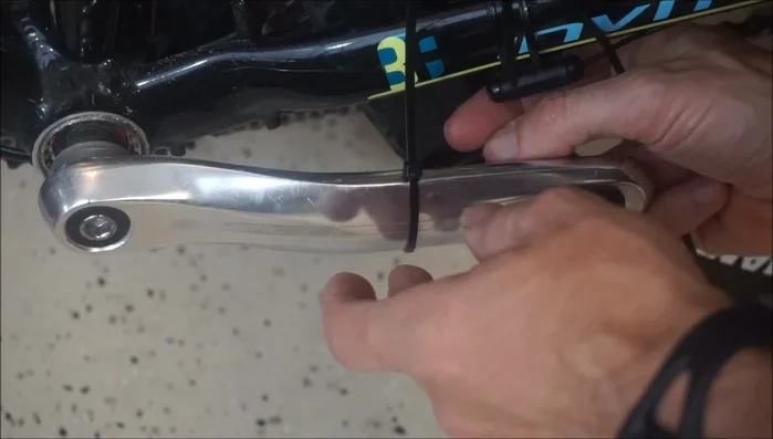 Position the cadence sensor and magnet with a 3mm gap before tightening the cable ties.