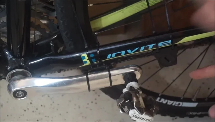 Position the cadence sensor and magnet with a 3mm gap before tightening the cable ties.