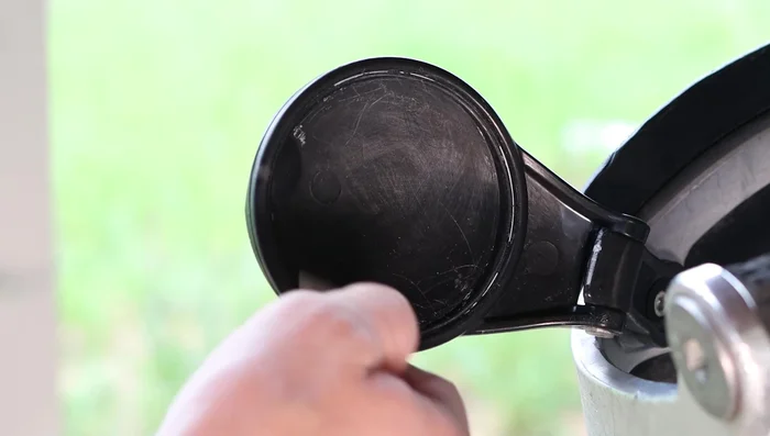 Clean the contact surfaces of both the mirror assembly and the new mirror glass with an alcohol prep pad.