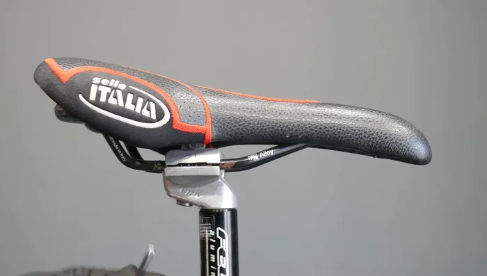 Loosen the main bolt.