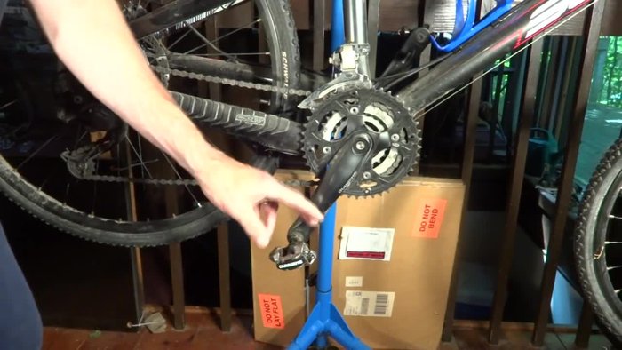 Remove non-drive-side pedal clockwise (38.04s)