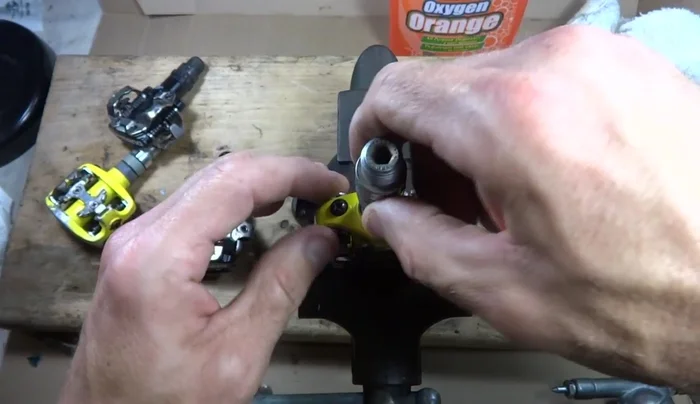 Tighten the spindle with the wrench. Don't overtighten (358.98s)