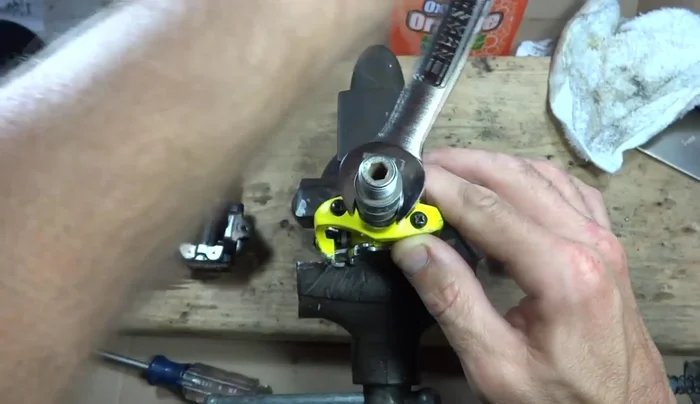 Tighten the spindle with the wrench. Don't overtighten (358.98s)