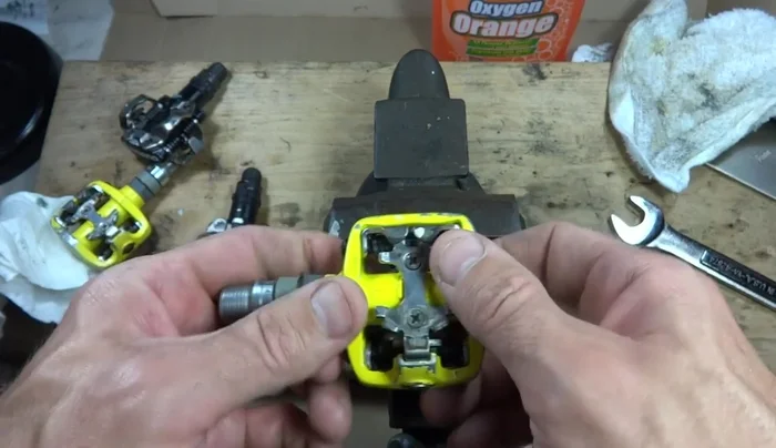 Lube external parts with medium-weight oil (chain lube) (412.19s)