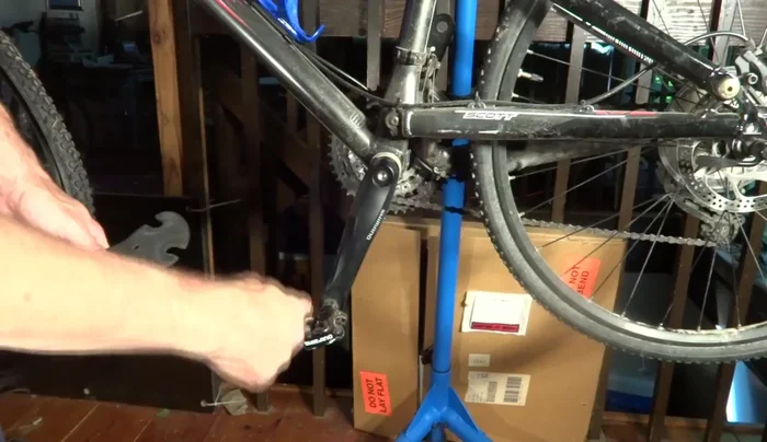 Remove non-drive-side pedal clockwise (38.04s)