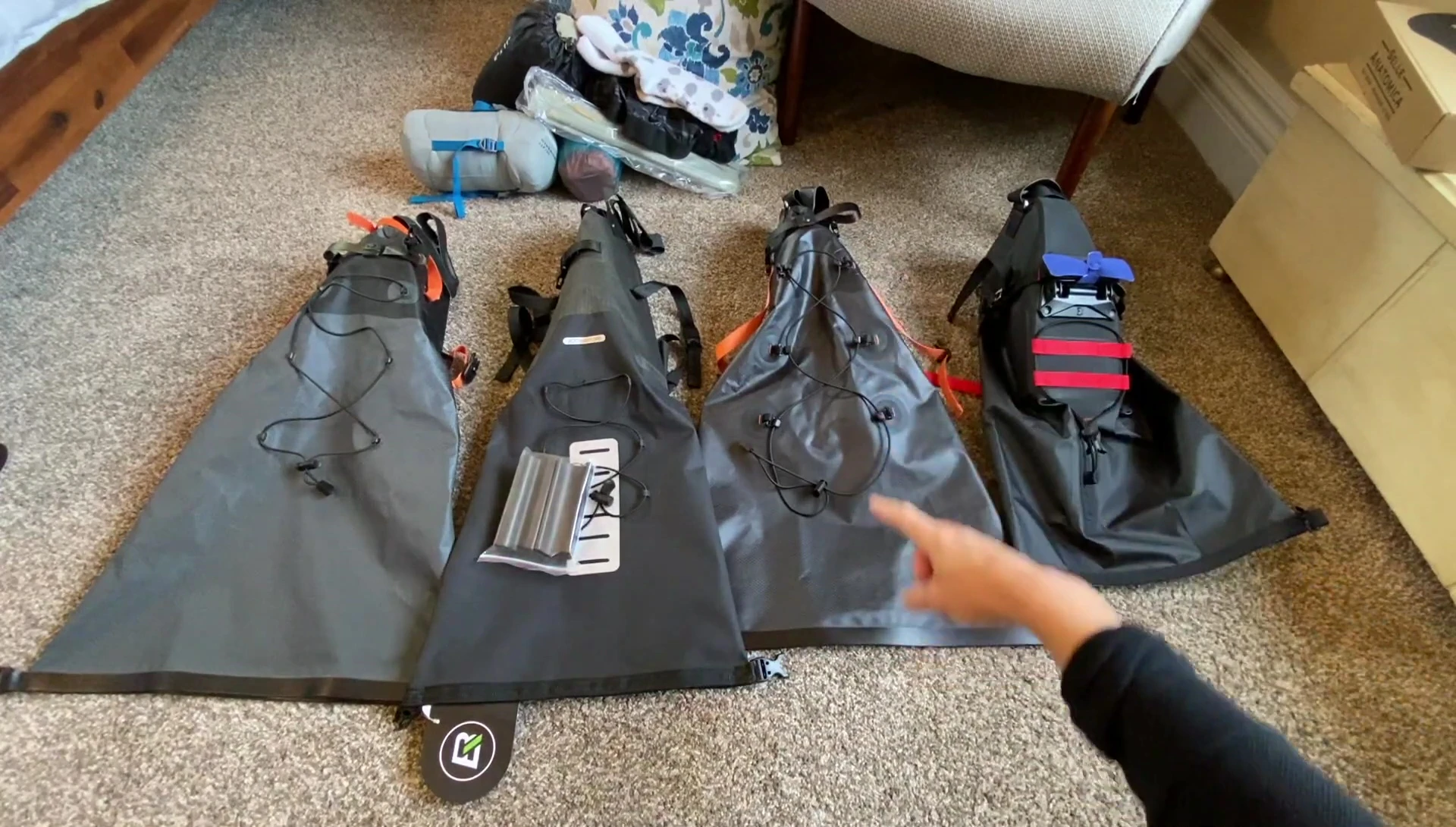 Comparison of the strapping systems on each bag.
