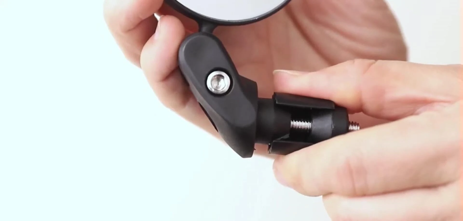 Demonstration of the Sanctus mirror's 360-degree adjustability