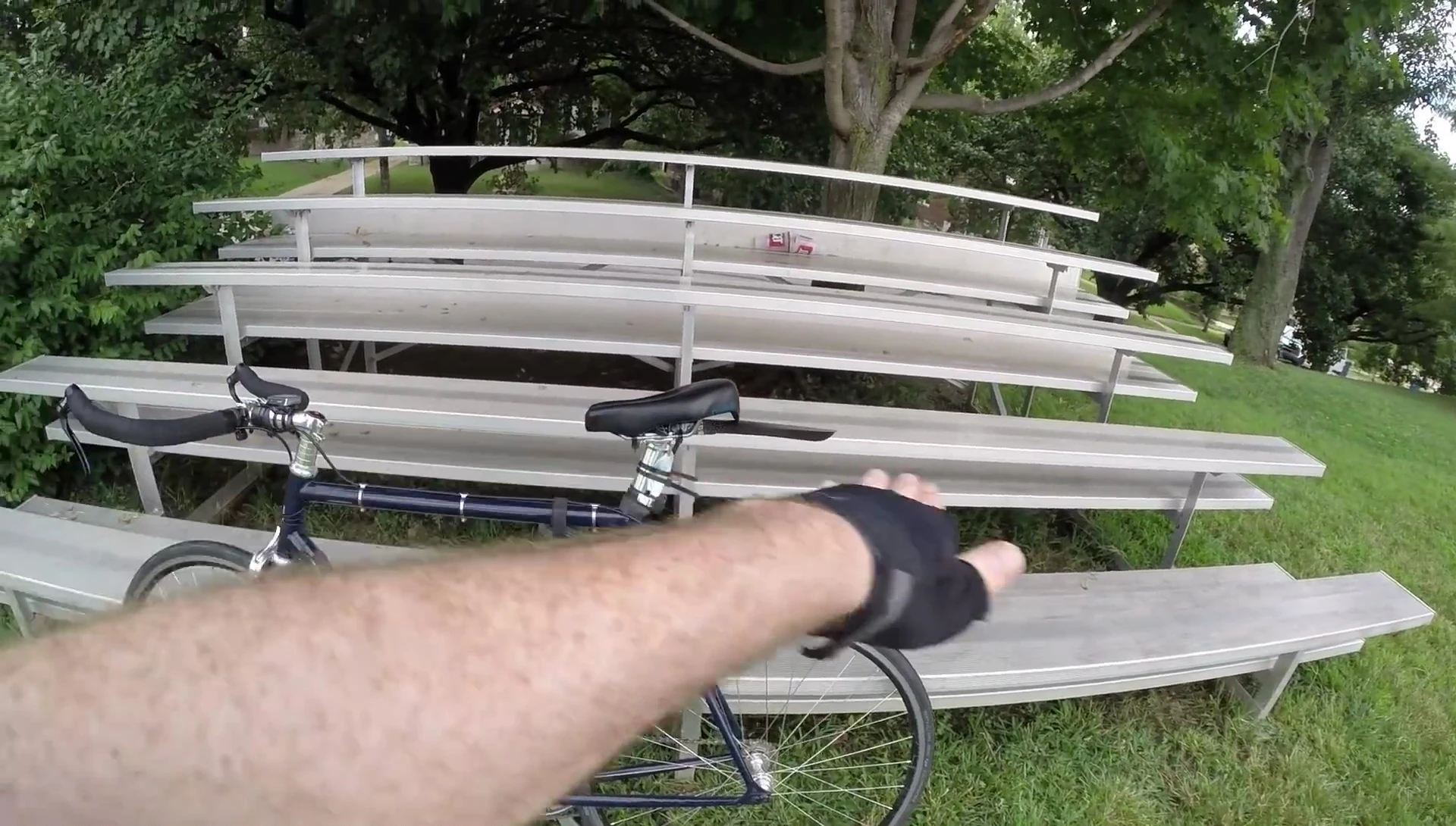 The blogger demonstrating the saddle adjustment.