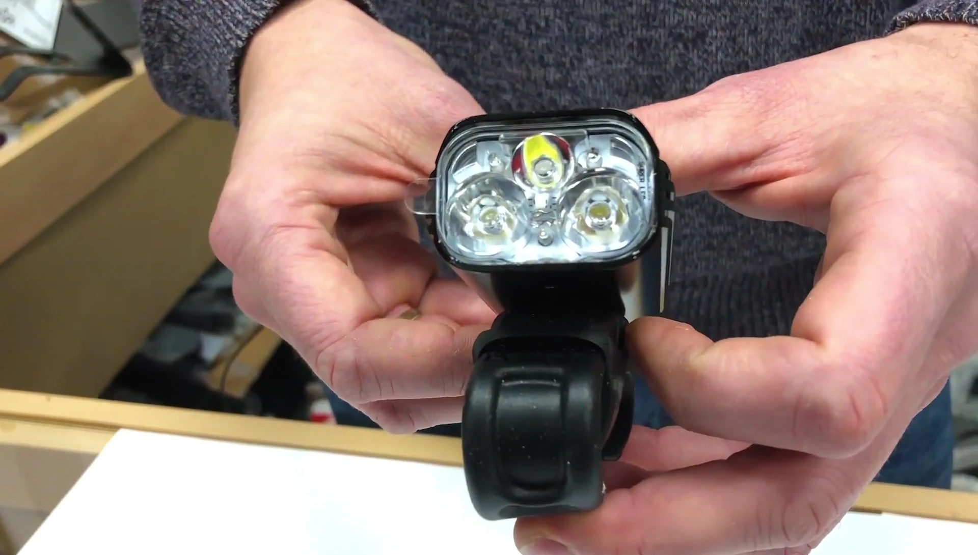 Graphic illustrating Lezyne's Constant Lumens Technology.