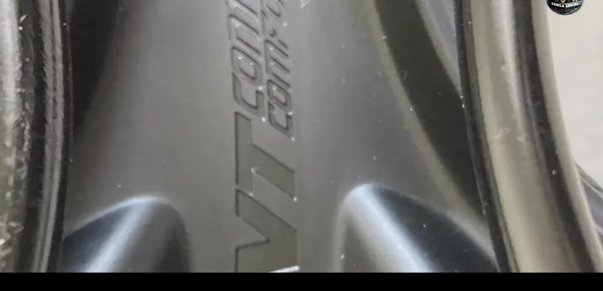 Close-up of the Giant Contact Comfort highlighting its padding and cutout.