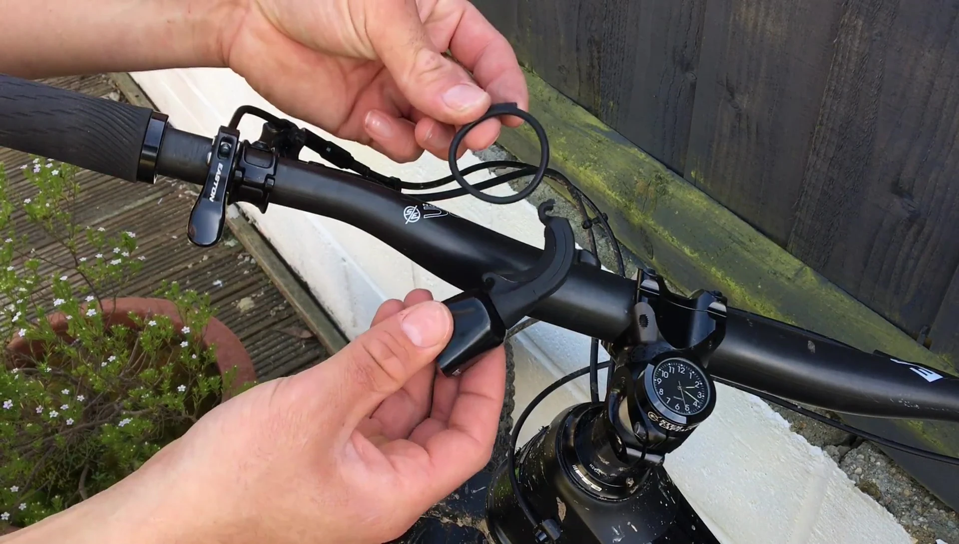 Close-up of the rubber bands included with the Bandon
