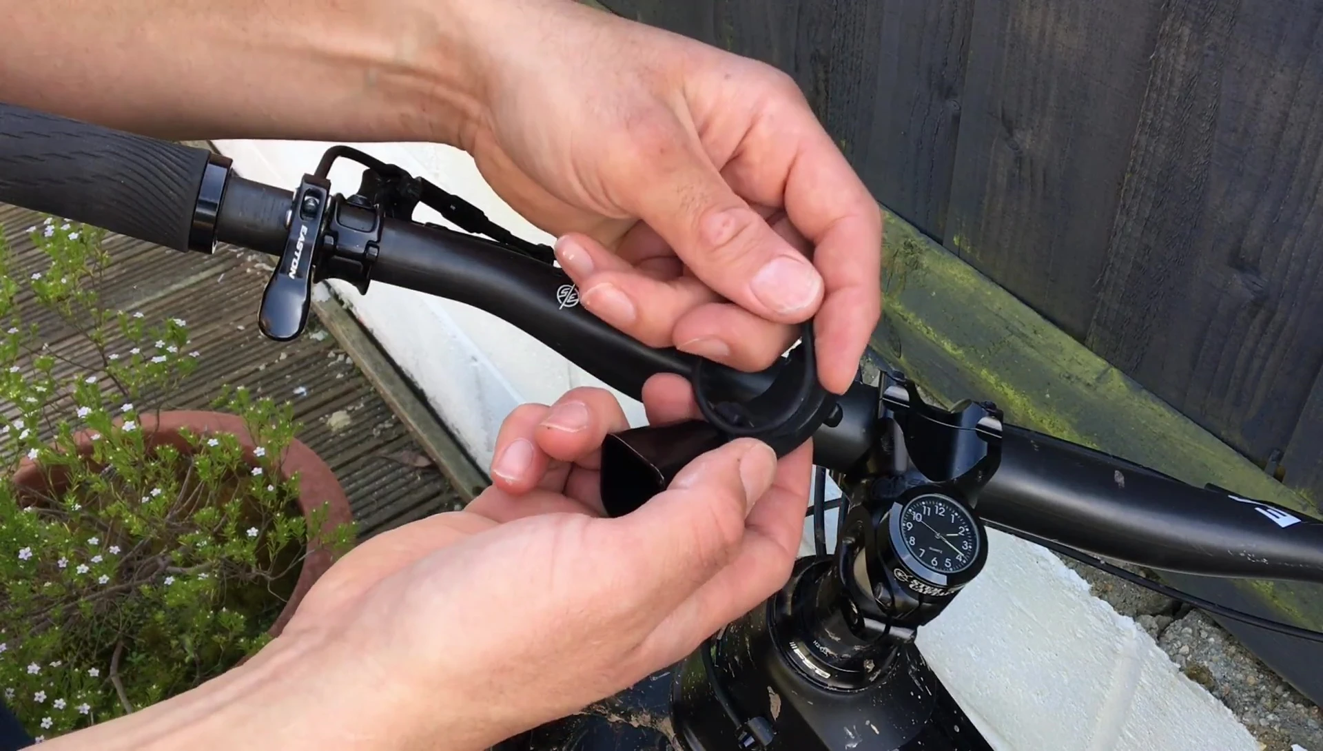 Installing the Bandon on a handlebar