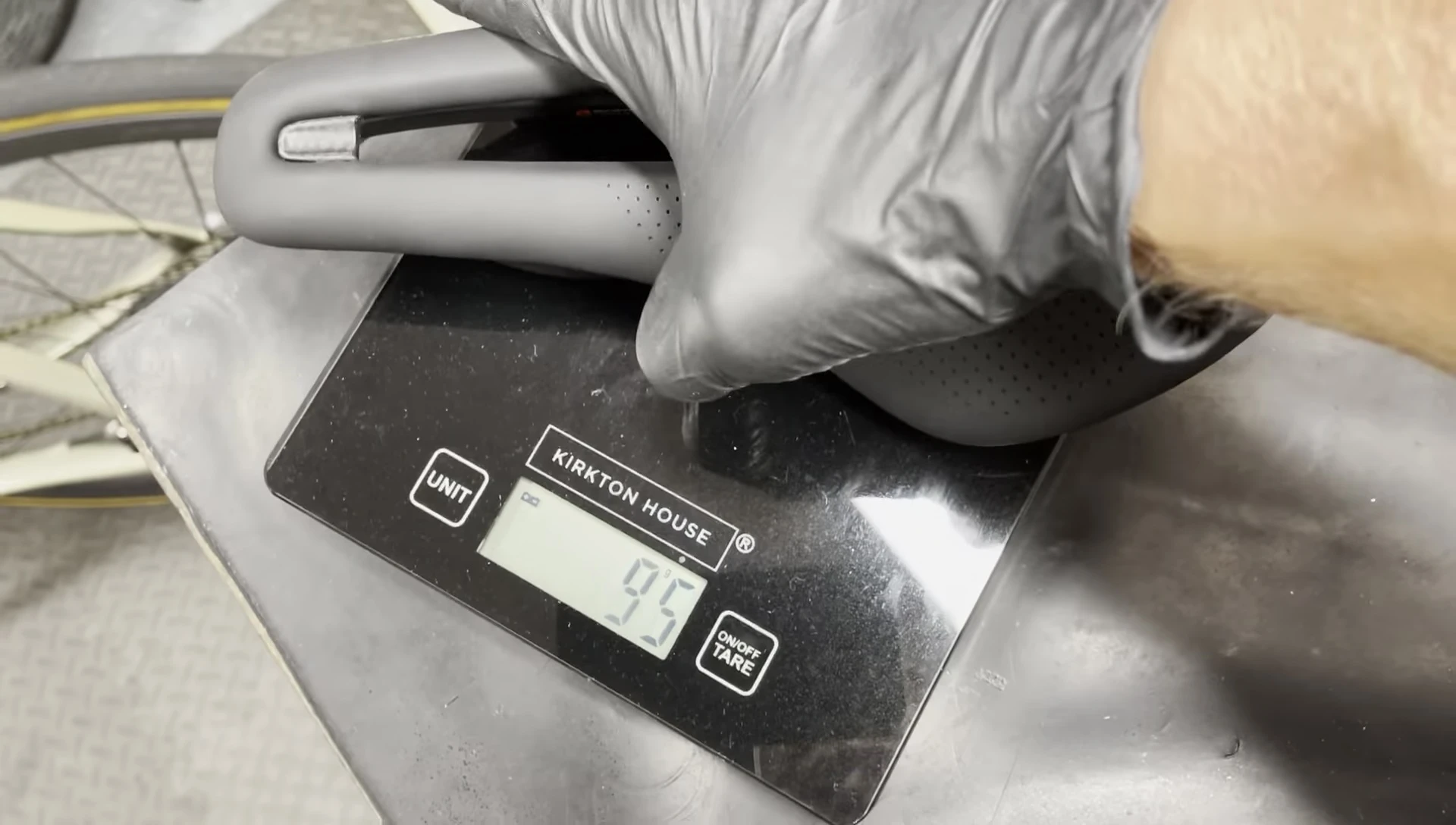 Weight measurement of the new Bontrager Aeolus RSL saddle.