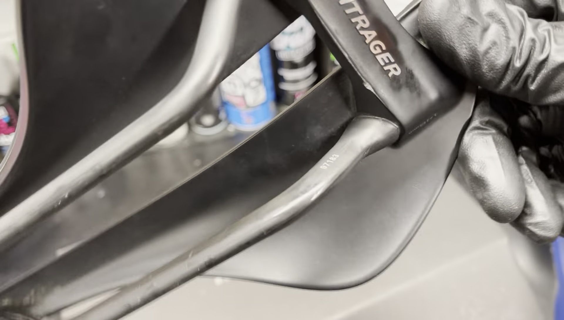 Image highlighting the carbon rail and base of the new RSL saddle.
