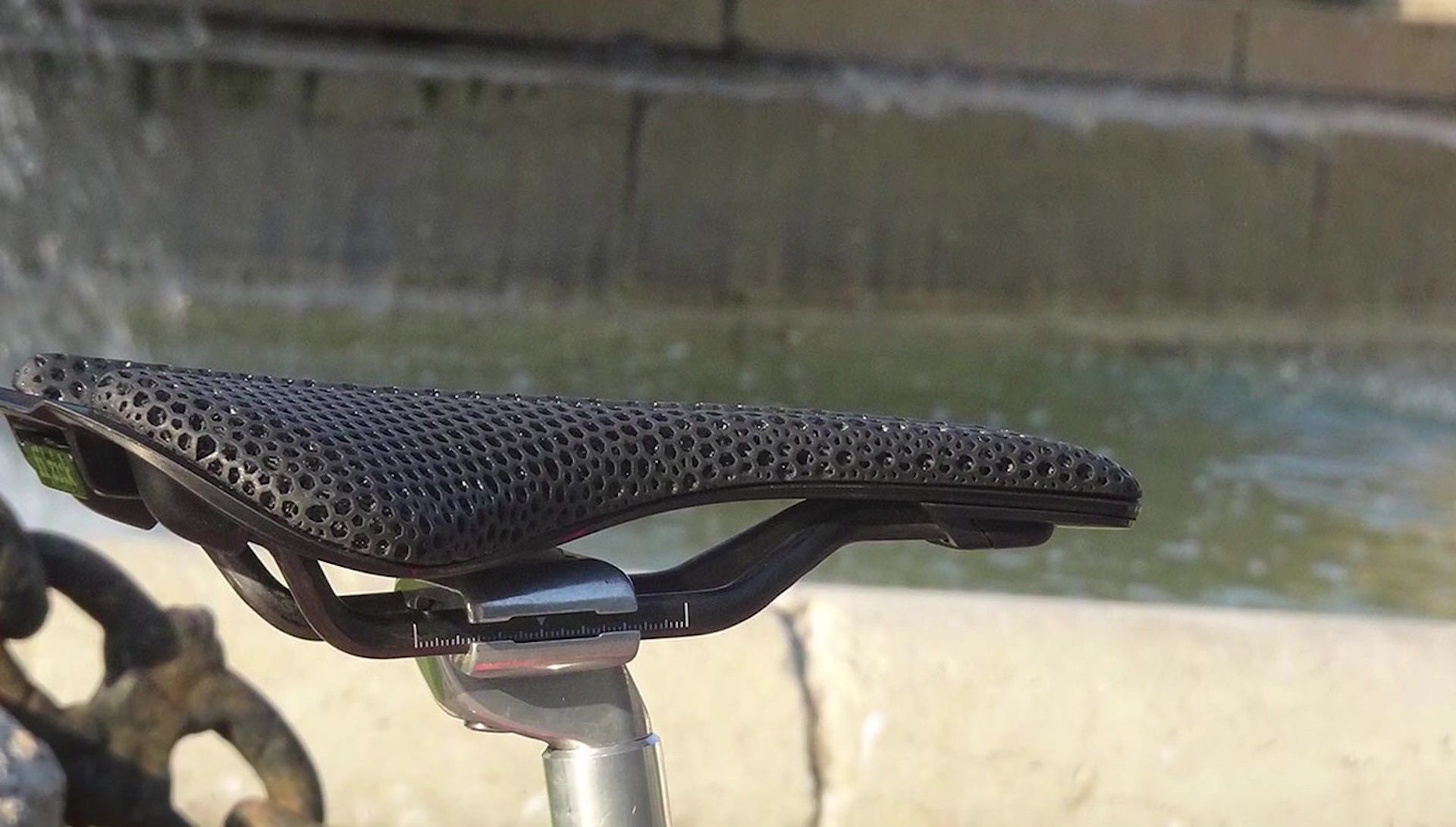 Image illustrating the collaboration between Fizik and Carbon.