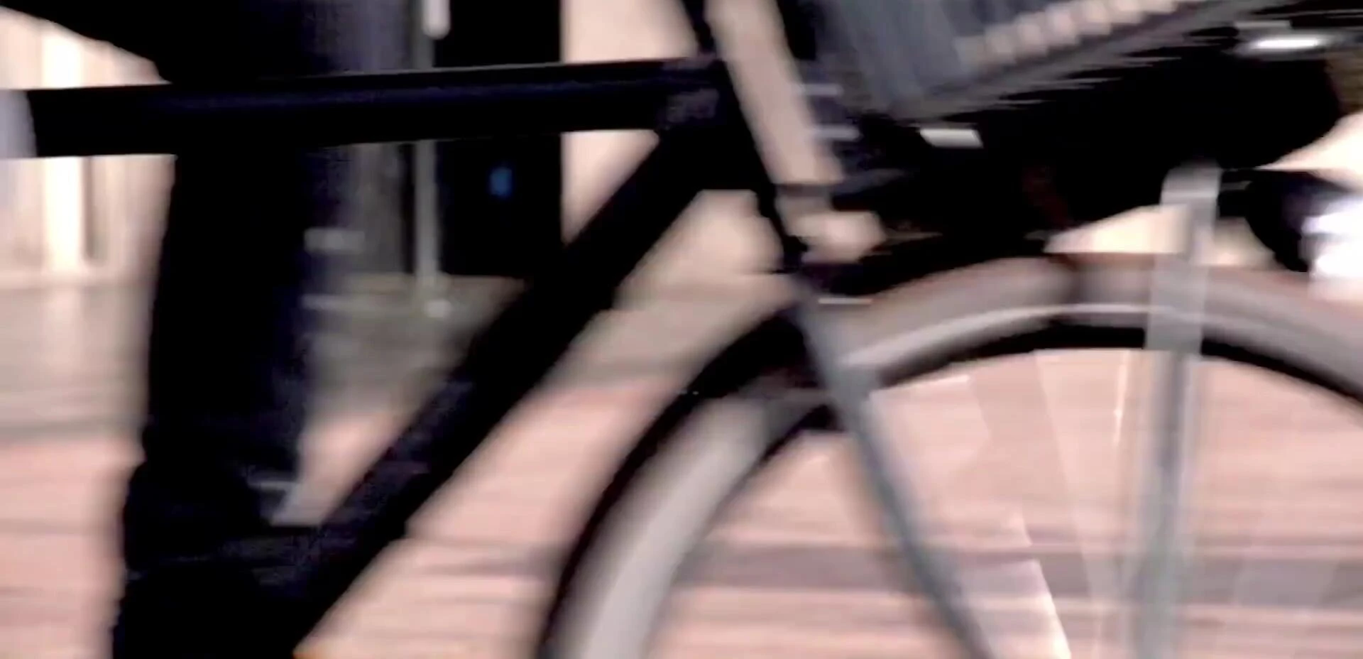 Demonstration of Reluck's one-handed locking mechanism