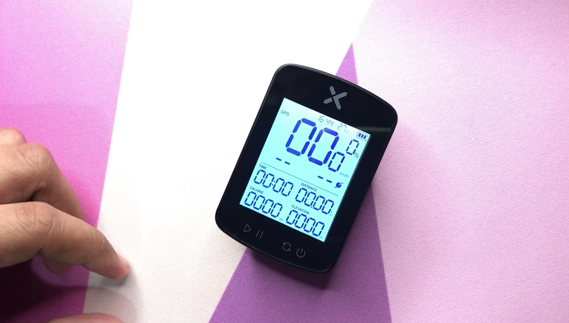 XOSS G2+ displaying speed and other ride data