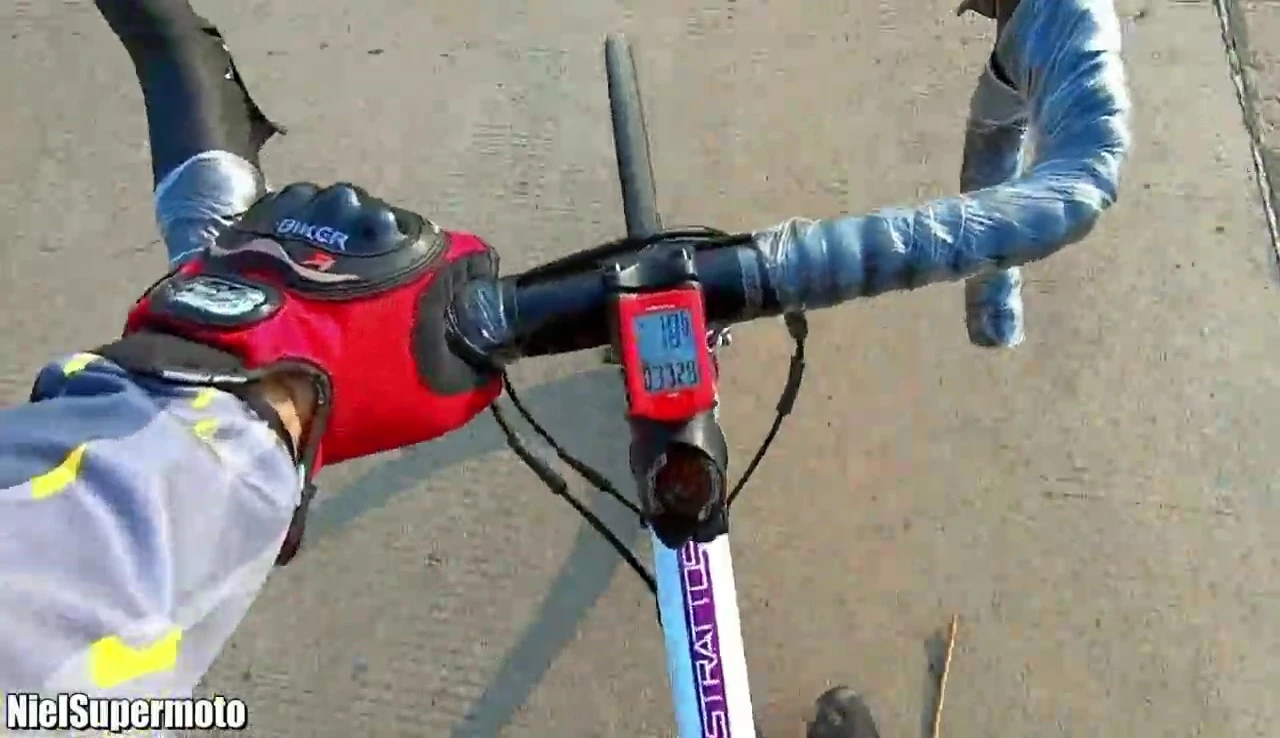 Display showing speed and distance metrics